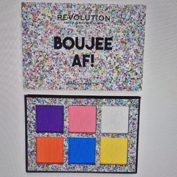 Revolution Other - Revolution Bold Color Eyeshadow Palette